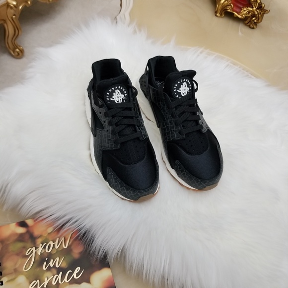 Nike Air Huarache Run Premium Women's Shoes - Picture 8 of 8